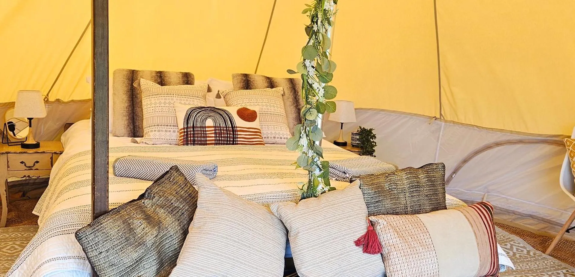 Luxury Bell Tent Glamping Near Yorkshire Wolds Pocklington Royaume-Uni