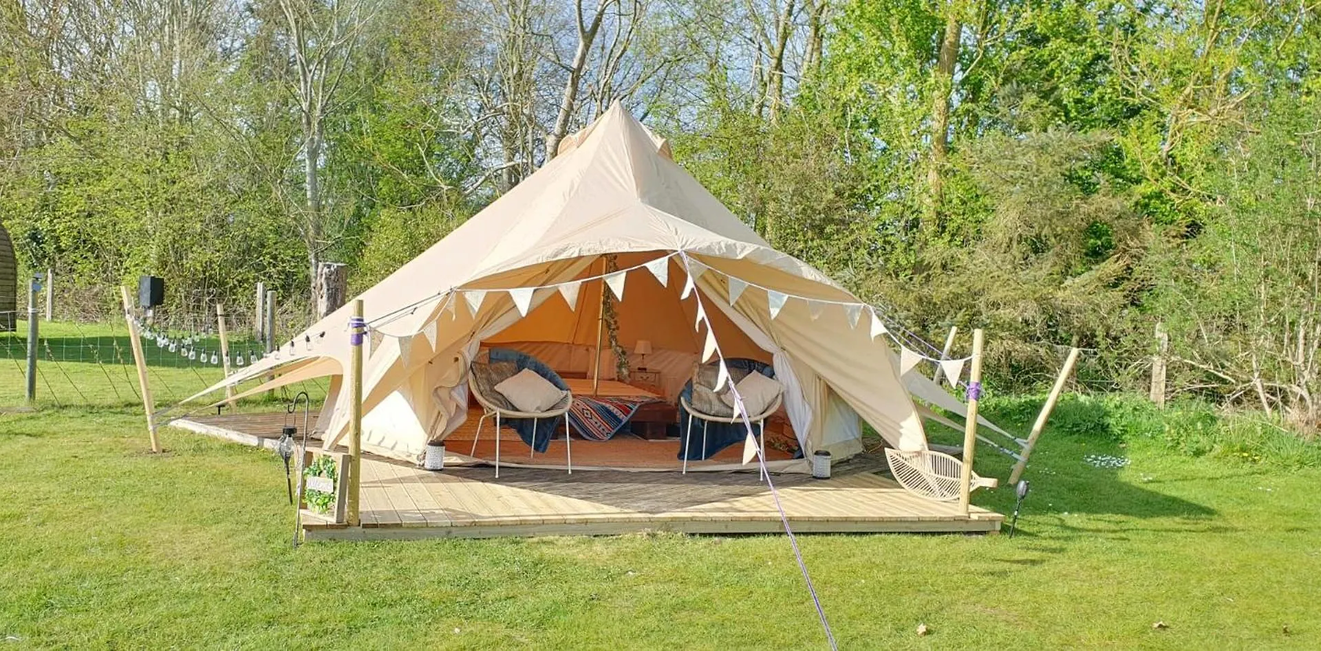 Luxury Bell Tent Glamping Near Yorkshire Wolds Поклингтон